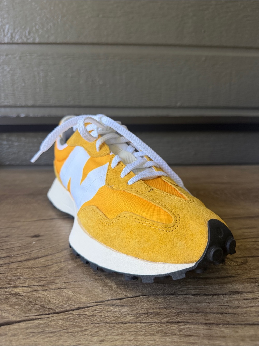New Balance 327 Men’s Yellow and White Running Sneakers size 11